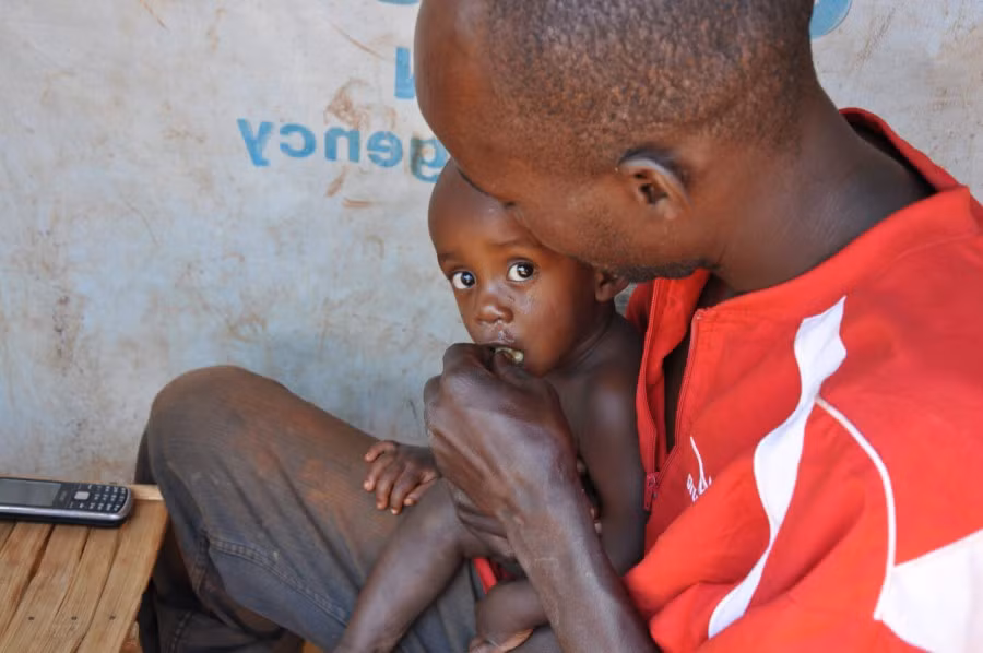 Những người tị nạn ở Tazania ăn ugali - một loại lương thực làm từ bột ngô do Chương trình Lương thực Thế giới của Liên Hợp Quốc sản xuất.