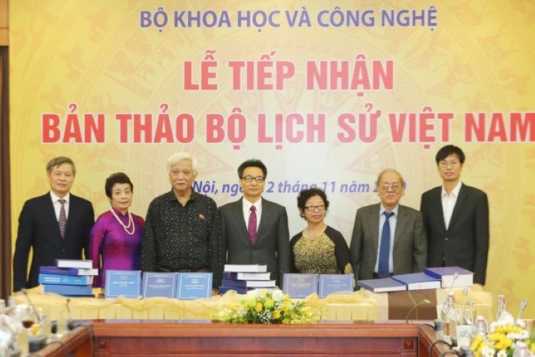 Phó Thủ tướng Vũ Đức Đam cùng một số tác giả trong lễ bàn giao bản thảo bộ Quốc sử ngày 12/11.