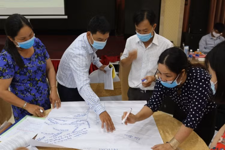 Cán bộ, giáo viên tỉnh Tiền Giang tham gia thảo luận nhóm khi tập huấn.