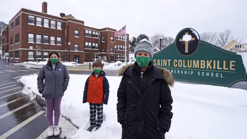 Nhiều học sinh đăng ký vào trường tư thục, nơi chất lượng giảng dạy từ xa tốt hơn các trường công lập.