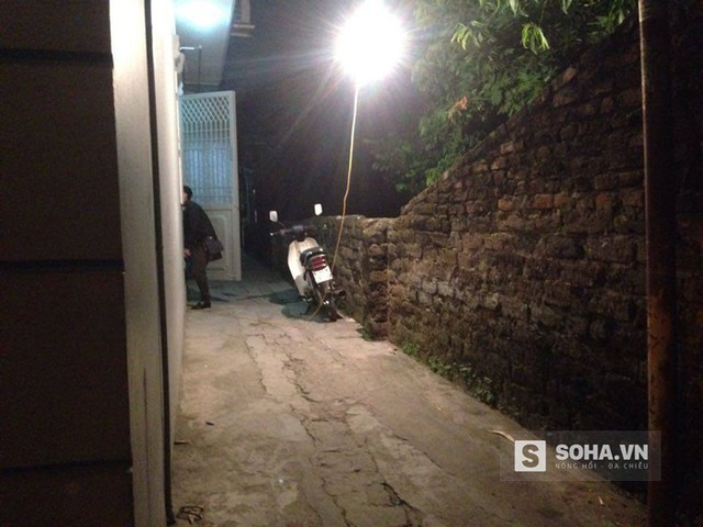 Sự lì lợm khó hiểu của kẻ sát hại nữ sinh trước cửa nhà ở Hà Nội ảnh 1 Lối đi cửa hông của ngôi nhà, nơi đối tượng bấm chuông