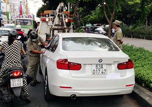 30 phút cố thủ của tài xế BMW tông xe cảnh sát