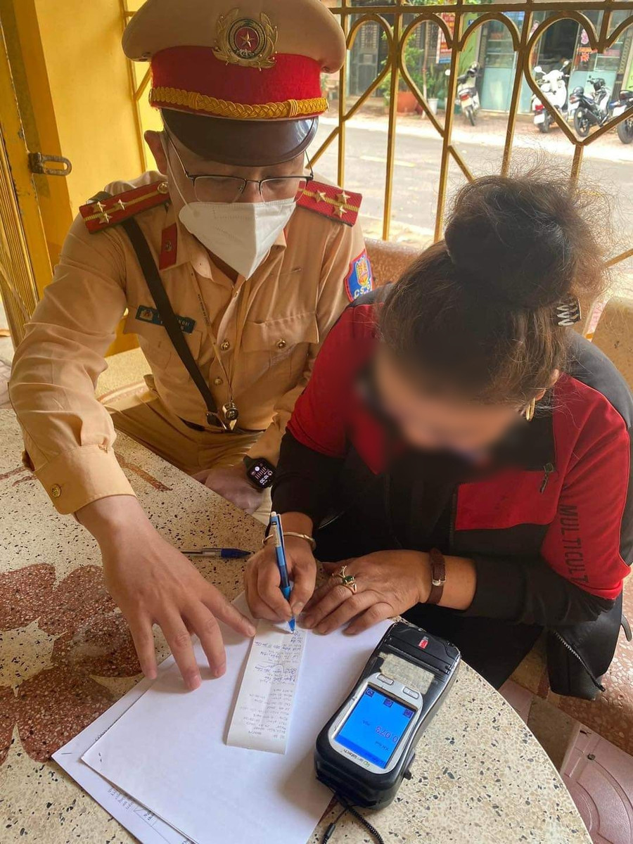 Bà N ký biên bản vi phạm nồng độ cồn.