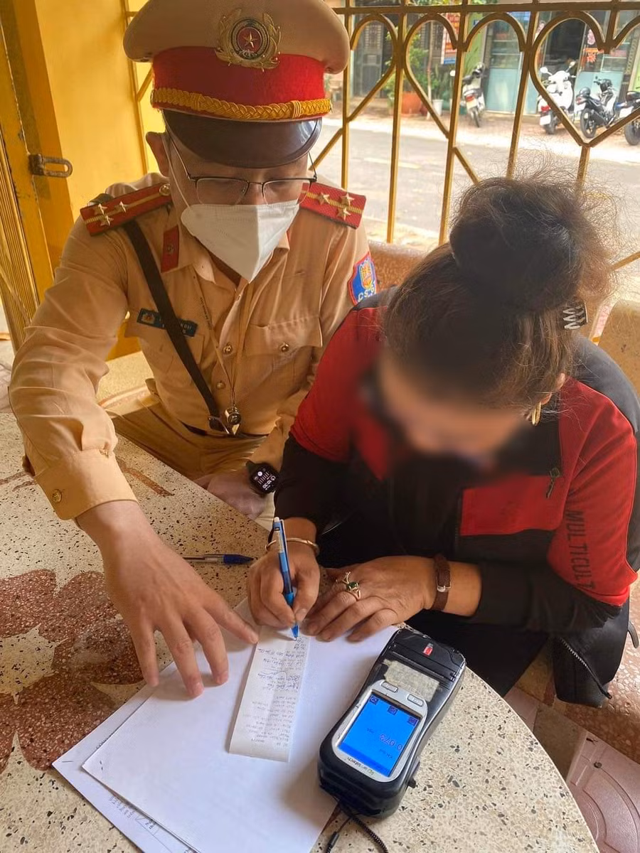 Bà N ký biên bản vi phạm nồng độ cồn.
