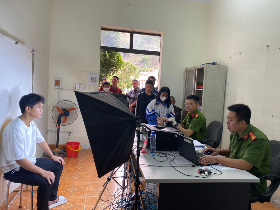 Học sinh đến làm CCCD tại Công an huyện Mai Sơn. Học sinh đến làm CCCD tại Công an huyện Mai Sơn.