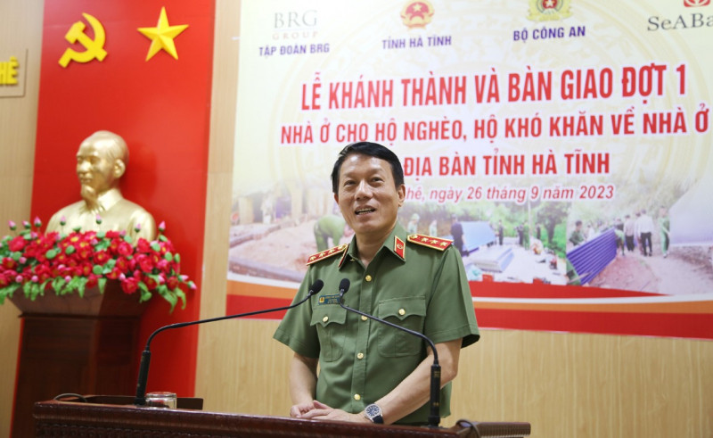 Thứ trưởng Lương Tam Quang phát biểu chỉ đạo tại lễ bàn giao nhà cho hộ nghèo. Thứ trưởng Lương Tam Quang phát biểu chỉ đạo tại lễ bàn giao nhà cho hộ nghèo.