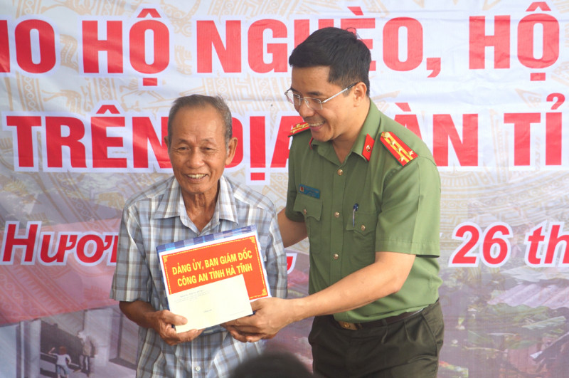 Đại tá Nguyễn Hồng Phong - Giám đốc Công an tỉnh Hà Tĩnh tặng quà cho gia đình ông Đoàn Khắc Chương. Đại tá Nguyễn Hồng Phong - Giám đốc Công an tỉnh Hà Tĩnh tặng quà cho gia đình ông Đoàn Khắc Chương.