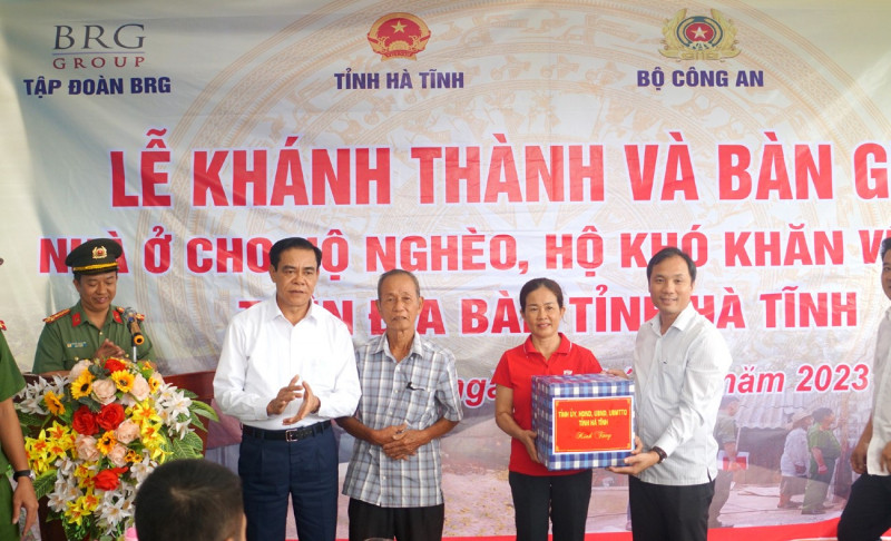 Chủ tịch UBND tỉnh và Bí thư Tỉnh ủy tặng quà tại lễ khánh thành, bàn giao nhà. Chủ tịch UBND tỉnh và Bí thư Tỉnh ủy tặng quà tại lễ khánh thành, bàn giao nhà.
