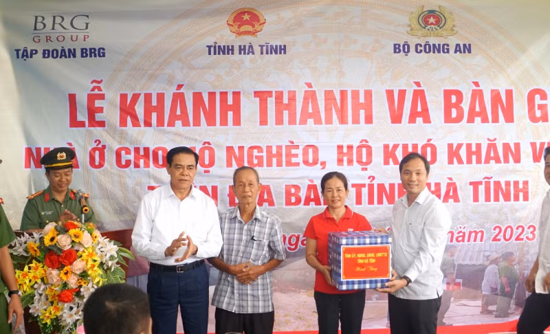 Chủ tịch UBND tỉnh và Bí thư Tỉnh ủy tặng quà tại lễ khánh thành, bàn giao nhà.