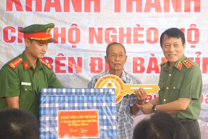 Bộ Công an trao chìa khóa tượng trưng và tặng quà cho gia đình ông Đoàn Khắc Chương