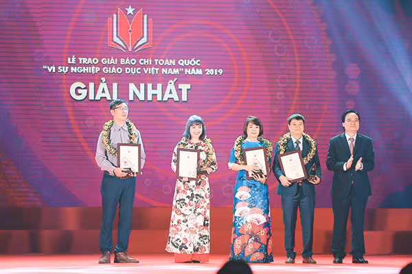 Bộ trưởng Phùng Xuân Nhạ trao giải Nhất cho các tác giả đoạt giải tại lễ trao giải báo chí toàn quốc “Vì sự nghiệp giáo dục Việt Nam” 2019
