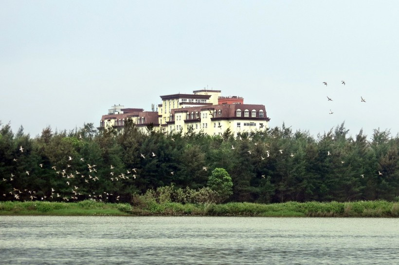 Mùa chim di cư bay về tìm nơi tránh trú bão ở các vùng ven biển tỉnh Hà Tĩnh. Mùa chim di cư bay về tìm nơi tránh trú bão ở các vùng ven biển tỉnh Hà Tĩnh.