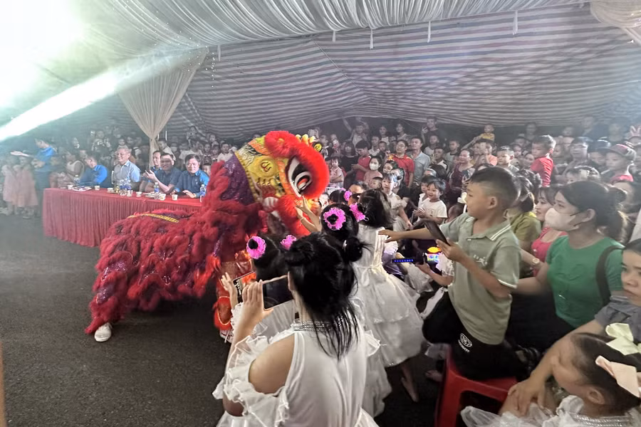 Rất đông con em của Đoàn viên, nhân viên lao động tại FHS háo hức tham gia chương trình.