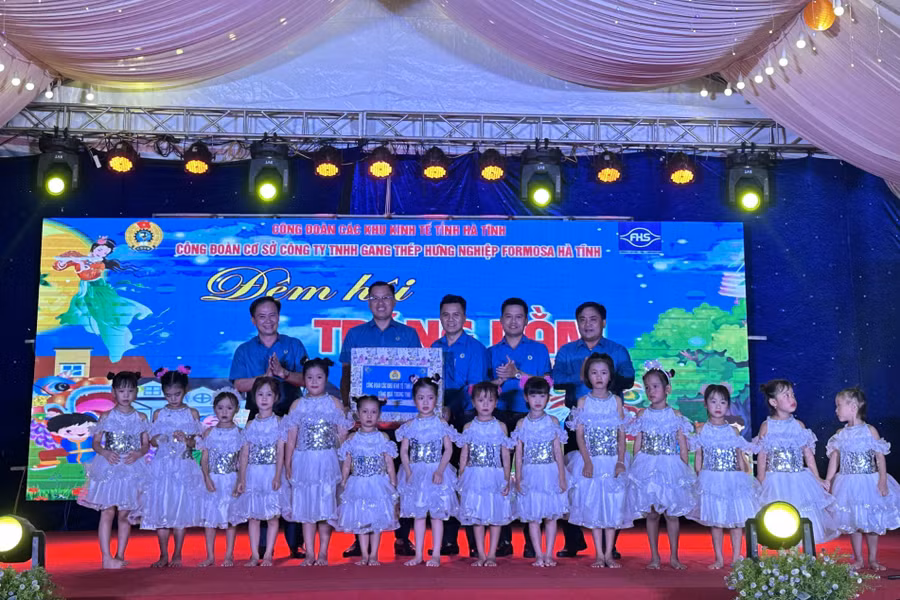 Chương trình đã dành nhiều suất quà cho các em thiếu nhi.