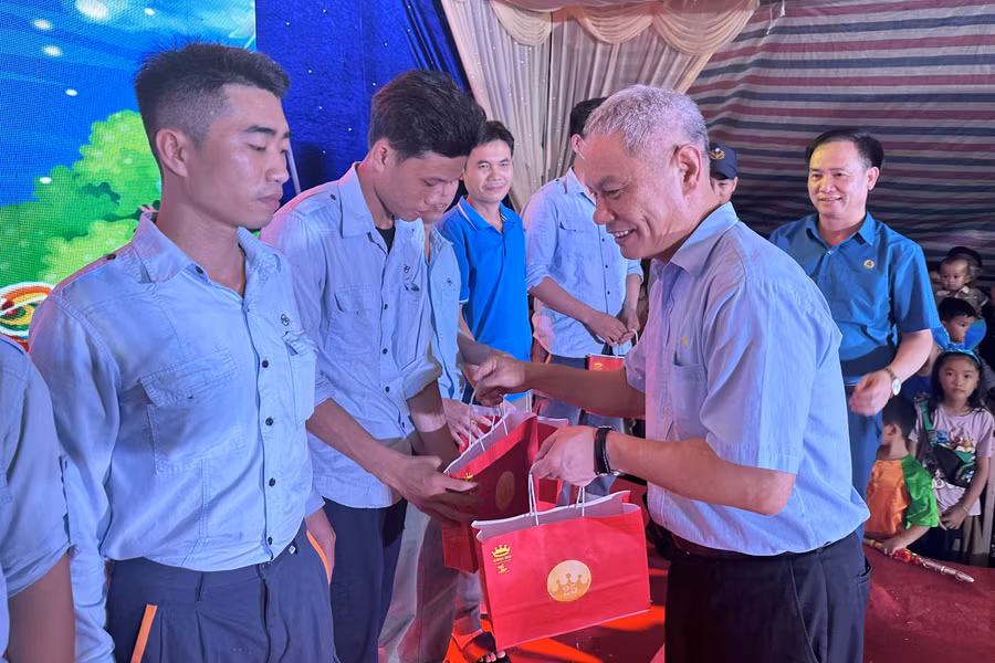 Đại diện Công ty FHS trao quà Trung thu đến con em các Đoàn viên, nhân viên lao động của công ty.