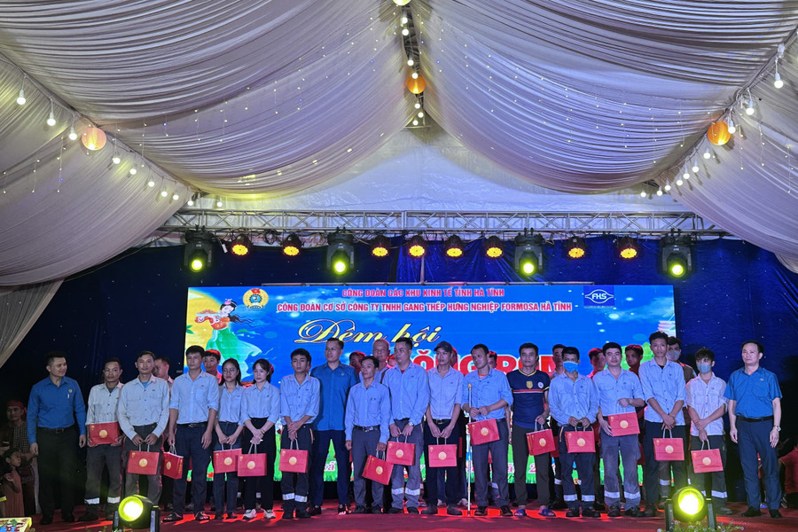 Những phần quà dành cho người thân của Đoàn viên, nhân viên lao động thể hiện sự quan tâm chu đáo của Công ty FHS. Những phần quà dành cho người thân của Đoàn viên, nhân viên lao động thể hiện sự quan tâm chu đáo của Công ty FHS.