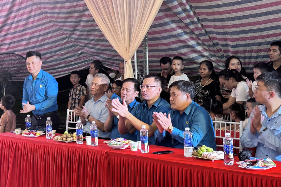 Đại diện lãnh đạo công ty và Công đoàn FHS tham dự Chương trình. Đại diện lãnh đạo công ty và Công đoàn FHS tham dự Chương trình.