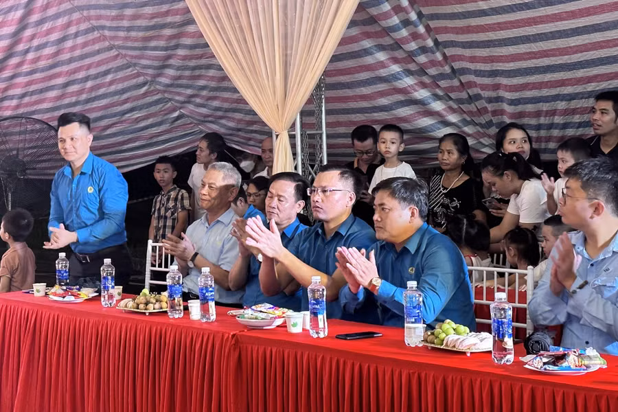 Đại diện lãnh đạo công ty và Công đoàn FHS tham dự Chương trình.