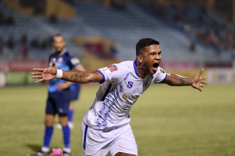 Ngoại binh Cainon ghi hat-trick bàn thắng cho Hà Nội FC.