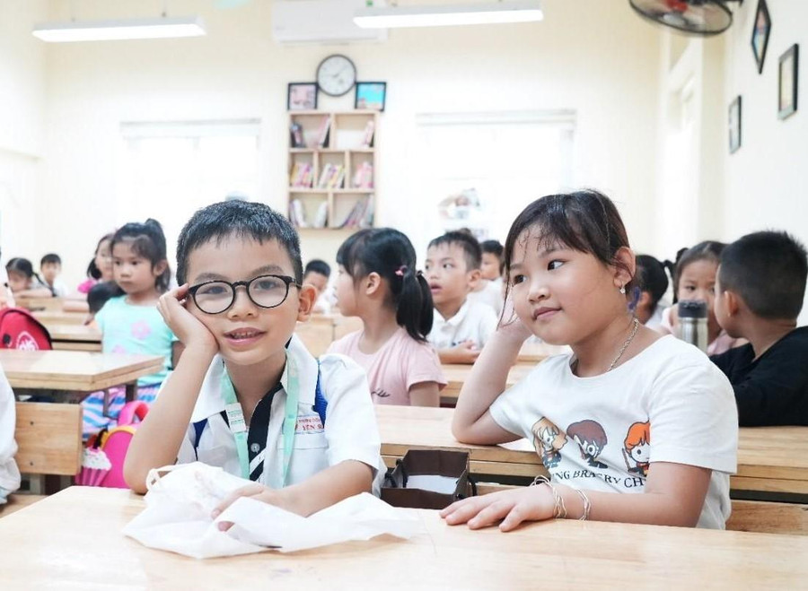 Phạm Tùng Lâm và các bạn trong lớp. Phạm Tùng Lâm và các bạn trong lớp.