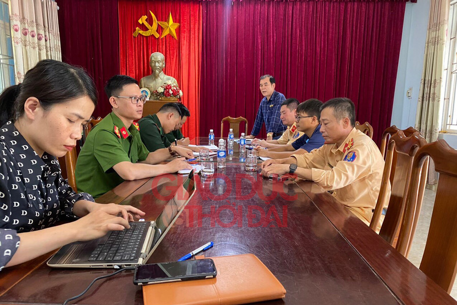 BQL Khu du lịch Thiên Cầm họp khẩn với các đơn vị liên quan về việc xử lý mô tô nước và xe điện trong sáng 12/7. (Ảnh: Hồ Tứ) BQL Khu du lịch Thiên Cầm họp khẩn với các đơn vị liên quan về việc xử lý mô tô nước và xe điện trong sáng 12/7. (Ảnh: Hồ Tứ)