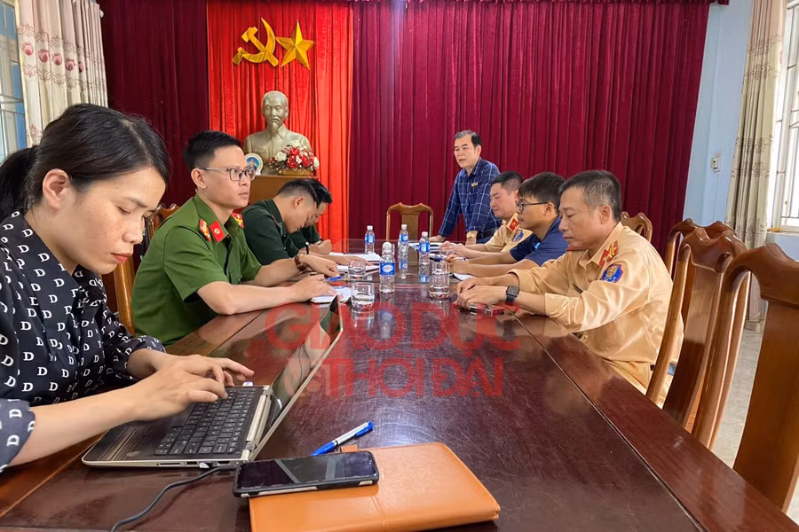 BQL Khu du lịch Thiên Cầm họp khẩn với các đơn vị liên quan về việc xử lý mô tô nước và xe điện trong sáng 12/7. (Ảnh: Hồ Tứ)