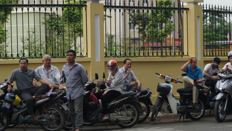 Nhiều phụ huynh chờ con trước cổng trường