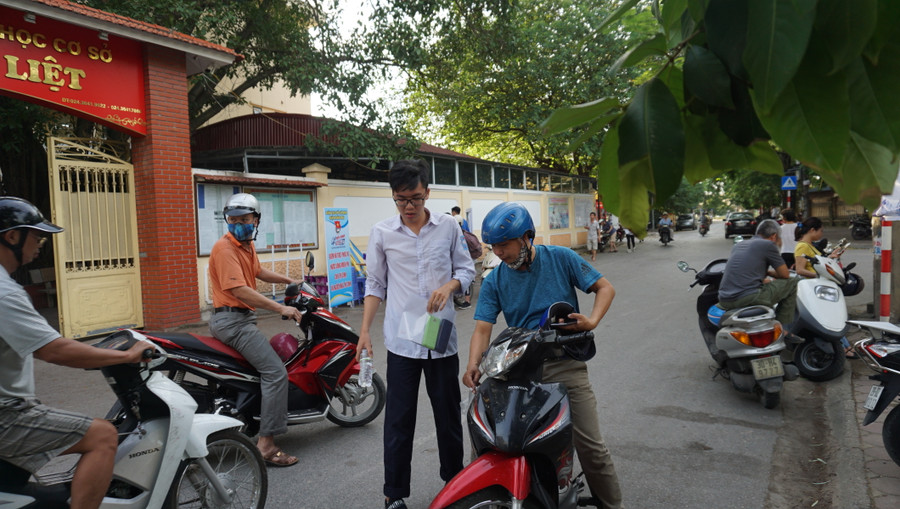 Cổng trường thi lúc 6giờ 15 phút khá yên tĩnh
