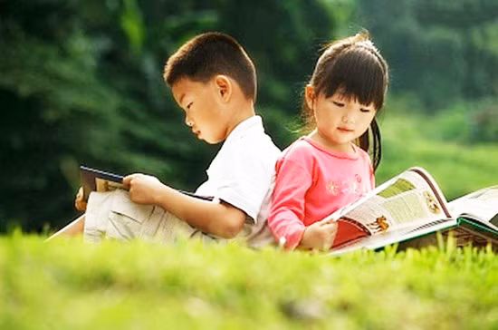 Con sẽ được học hỏi nhiều điều bổ ích từ sách (ảnh minh họa - nguồn internet) Con sẽ được học hỏi nhiều điều bổ ích từ sách (ảnh minh họa - nguồn internet)