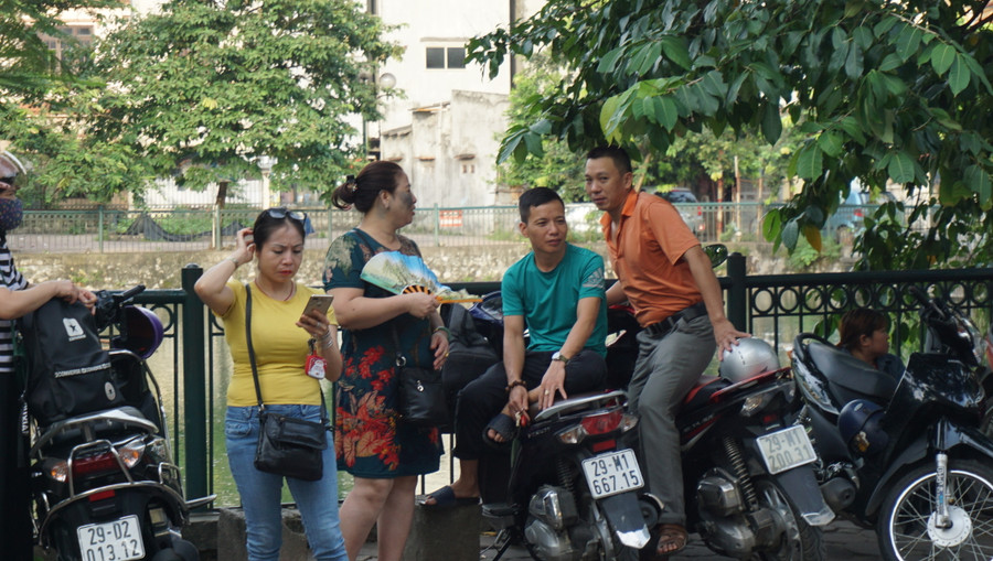 Phụ huynh nhà gần nhưng vẫn muốn ở cổng trường chờ con vào phòng thi mới ra về