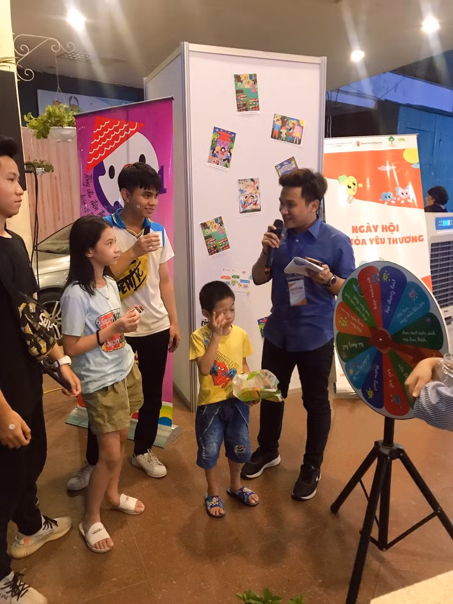 Các em nhỏ cùng bố mẹ rất hào hứng tham gia trò chơi Vòng quay may mắn