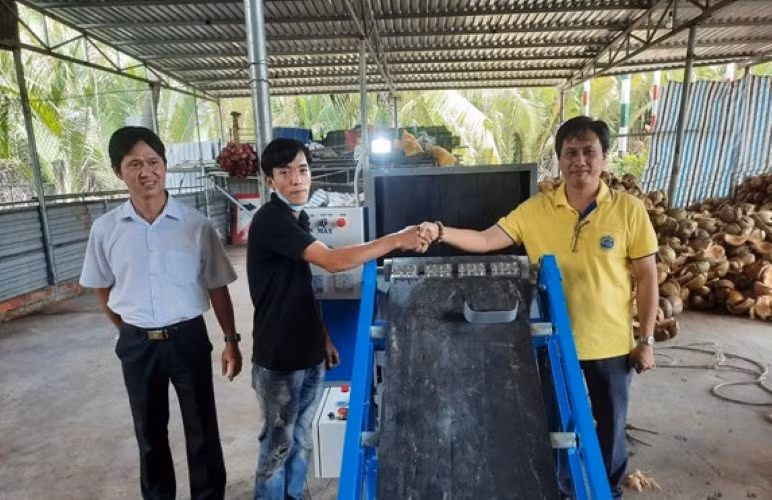Nhóm nghiên cứu bàn giao máy tách vỏ dừa cho doanh nghiệp tại xã Châu Bình, huyện Giồng Trôm, tỉnh Bến Tre.