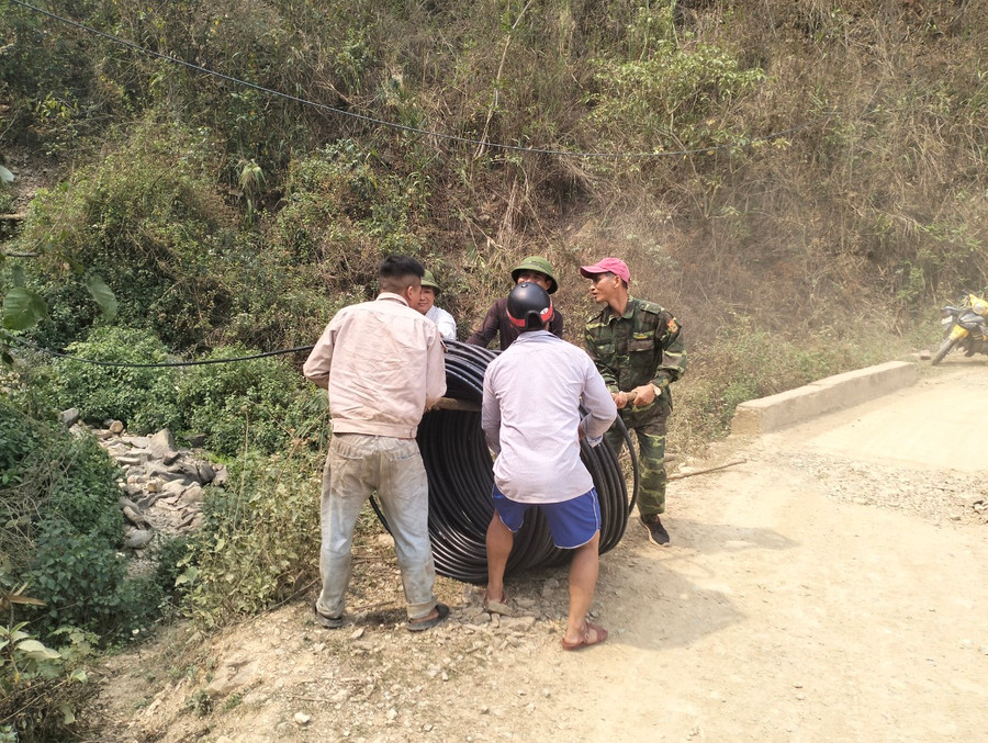 Trường PTDTBT Tiểu học Keng Đu 2 (huyện Kỳ Sơn, Nghệ An) mua ống nhựa để dẫn nước từ khe suối trên rừng về trường. Ảnh: NTCC