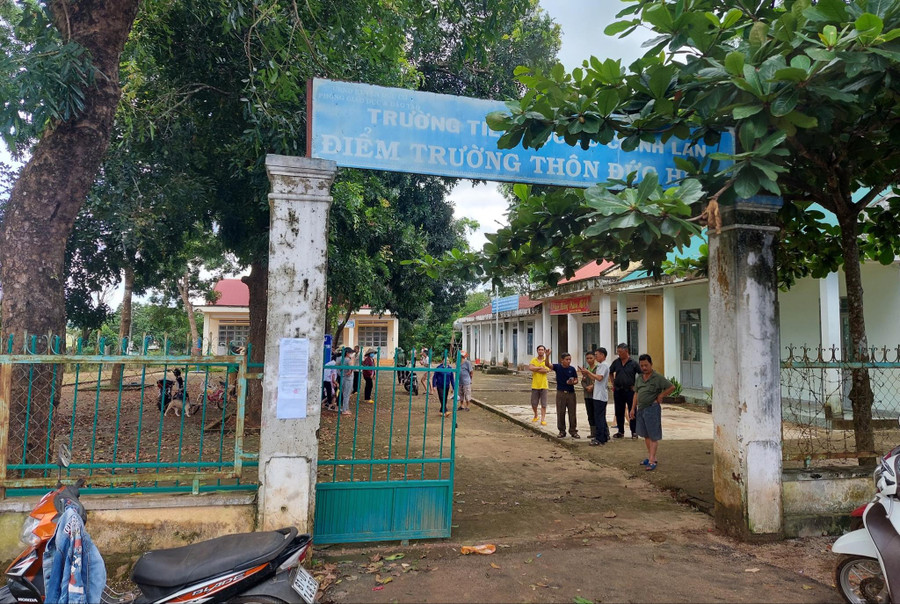 Không thể đào hay khoan giếng, điểm trường thôn Đức Hưng sử dụng nguồn nước cộng đồng của làng. Ảnh: Dung Nguyễn.