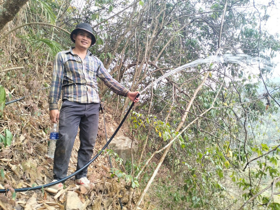 Tìm được khe suối có đủ nước vào mùa khô là niềm vui của thầy cô trường vùng cao Nghệ An. Ảnh: NTCC.
