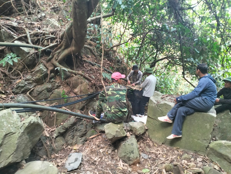 Vào mùa khô, nước khe suối cạn, giáo viên Trường PTDTBT Tiểu học Keng Đu 2 phải vào rừng kiểm tra, lắp đặt lại đường ống nước. Ảnh: NTCC