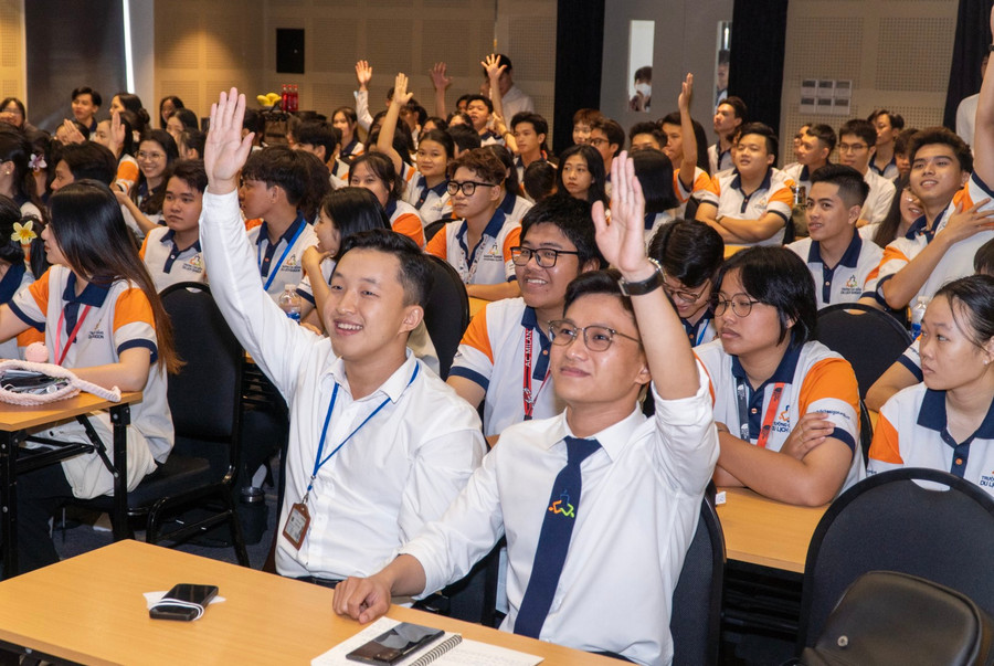 Sinh viên Trường Cao đẳng Du lịch Sài Gòn trong buổi giao lưu. Sinh viên Trường Cao đẳng Du lịch Sài Gòn trong buổi giao lưu.