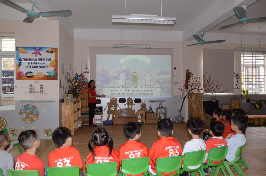 Một tiết học của cô trò Trường Mầm non 8-3 (quận Hai Bà Trưng, TP Hà Nội). Ảnh NC