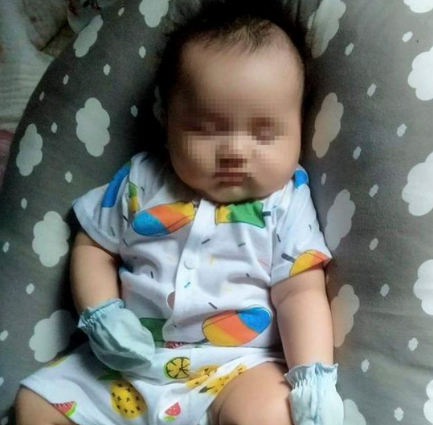 Bé trai khoảng 2 - 3 tháng tuổi được người dân phát hiện tại khu vực cầu Đá Chạc. (Ảnh: TTPL).