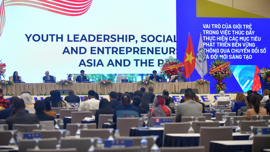 Phiên họp bàn về các xu hướng phát triển, như sự gia tăng của Trí tuệ nhân tạo (AI), cách thúc đẩy các sáng kiến do thanh niên dẫn dắt.