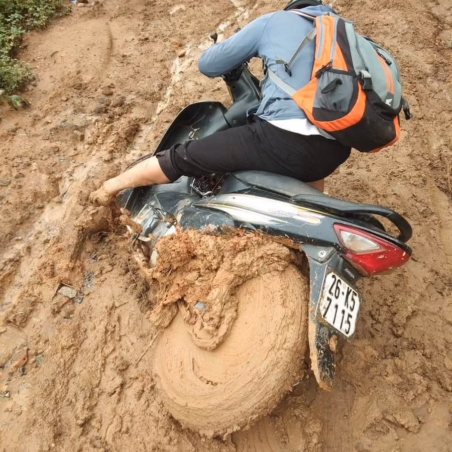 Hầu hết các con đường đến bản đều lầy lội khó đi.