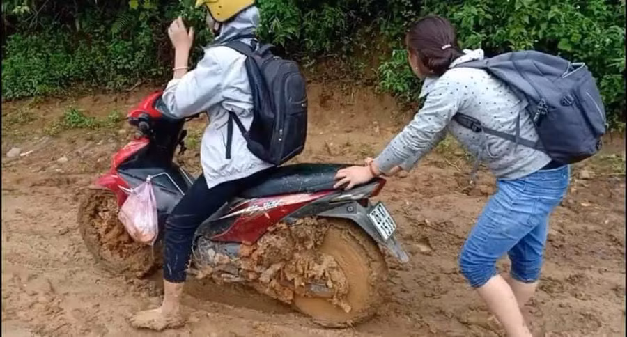 Các giáo viên cắm bản phải hỗ trợ nhau qua những đoạn đường khó, trơn trượt. Ảnh: Quàng Văn Thật