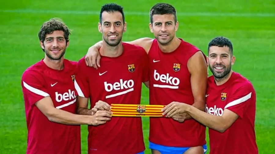 4 thành viên ban cán sự Barca hiện tại, gồm: Sergi Roberto, Busquets, Pique và Alba.
