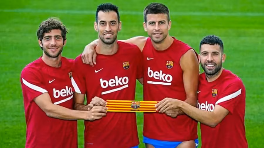 4 thành viên ban cán sự Barca hiện tại, gồm: Sergi Roberto, Busquets, Pique và Alba.

