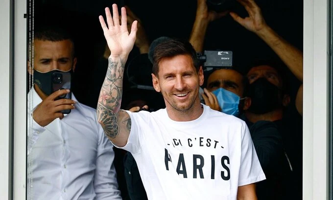 Messi vẫy chào cổ động viên PSG ở sân bay Le Bourget, cách thủ đô Paris khoảng 12km.