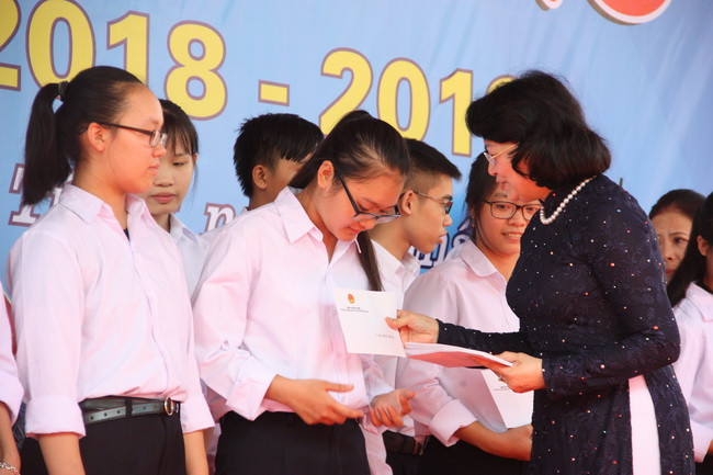 Phó Chủ tịch nước Đặng Thị Ngọc Thịnh tặng học bổng cho các em học sinh