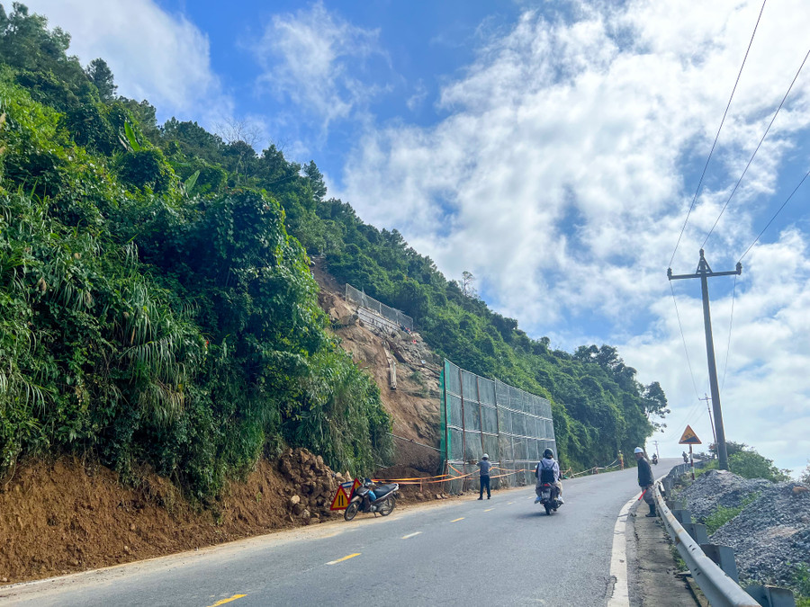 Lập hàng rào lưới ngăn không cho đất đá lăn xuống đường đèo. (Ảnh: Hoàng Hải) Lập hàng rào lưới ngăn không cho đất đá lăn xuống đường đèo. (Ảnh: Hoàng Hải)