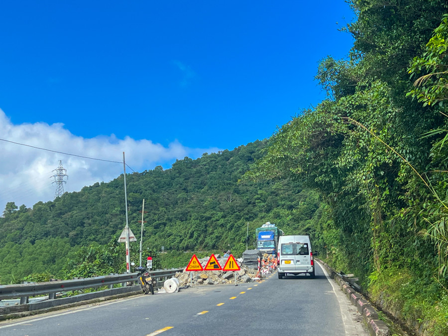 Huy động công nhân và máy móc nhanh chóng khắc phục các điểm sạt lở; đồng thời đặt các biển báo để phương tiện tham gia giao thông nhận biết. Huy động công nhân và máy móc nhanh chóng khắc phục các điểm sạt lở; đồng thời đặt các biển báo để phương tiện tham gia giao thông nhận biết.