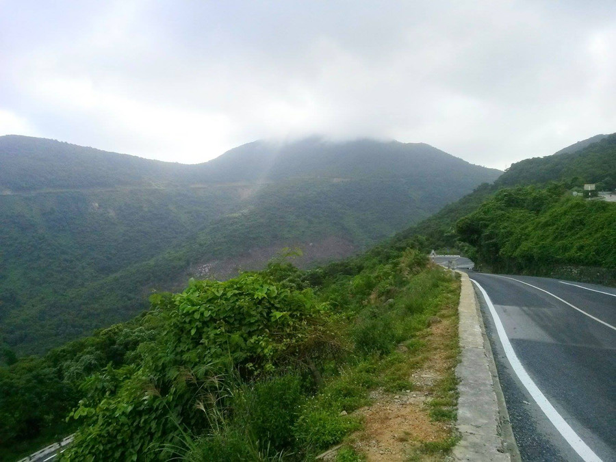 Đèo Hải Vân có chiều dài khoảng 20km, cao 500m so với mực nước biển. Đèo Hải Vân có chiều dài khoảng 20km, cao 500m so với mực nước biển.