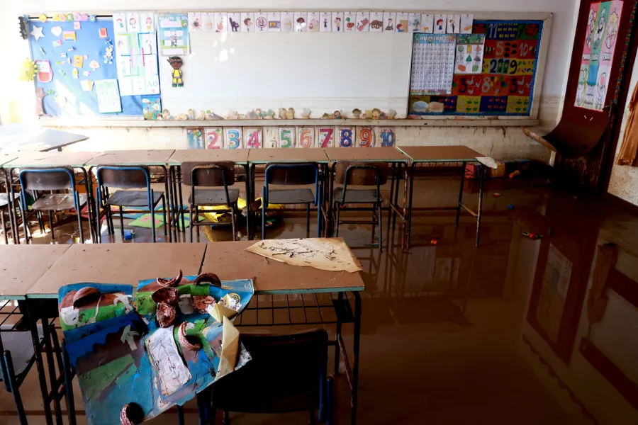 Một lớp học tại bang Rio Grande do Sul, Brazil, bị tàn phá bởi lũ lụt.